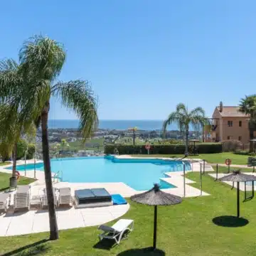 Luxurious 2-bedroom apartment with breathtaking panoramic sea views in La Hacienda del Señorío de Cifuentes, Benahavis Picture 29