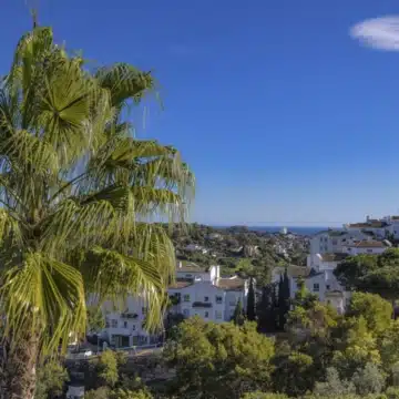 Three bedroom apartment positioned on the serene hills of Altos de la Quinta, Benahavis Picture 7