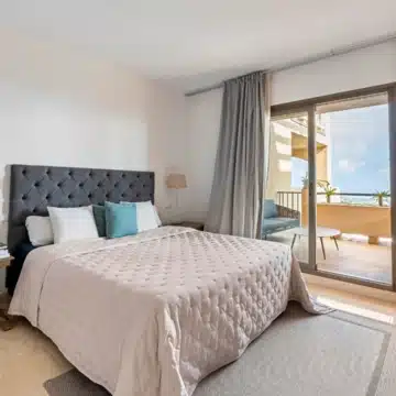 Luxurious 2-bedroom apartment with breathtaking panoramic sea views in La Hacienda del Señorío de Cifuentes, Benahavis Picture 5