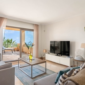 Luxurious 2-bedroom apartment with breathtaking panoramic sea views in La Hacienda del Señorío de Cifuentes, Benahavis Picture 8