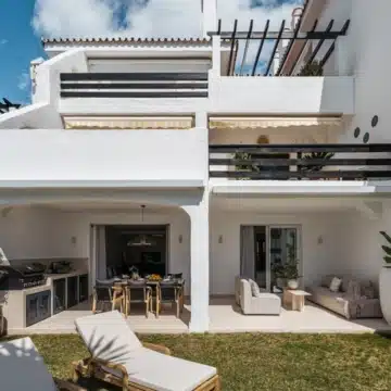 Magnificent frontline beach apartment with sea views in Coral beach, Marbella Golden Mile Picture 2