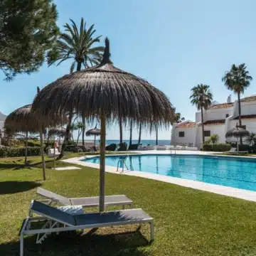 Magnificent frontline beach apartment with sea views in Coral beach, Marbella Golden Mile Picture 6