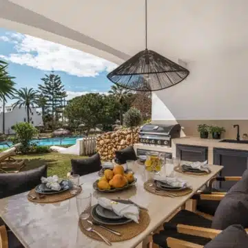 Magnificent frontline beach apartment with sea views in Coral beach, Marbella Golden Mile Picture 3