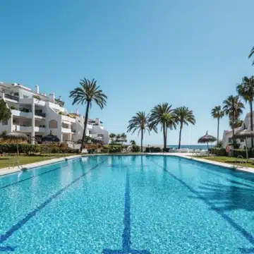 Magnificent frontline beach apartment with sea views in Coral beach, Marbella Golden Mile Picture 19