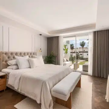 Magnificent frontline beach apartment with sea views in Coral beach, Marbella Golden Mile Picture 4