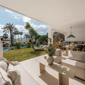 Magnificent frontline beach apartment with sea views in Coral beach, Marbella Golden Mile Picture 10