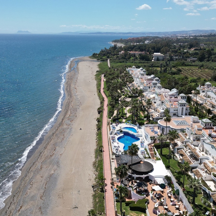 Seaside 2-bedroom groundfloor apartment on the Dominion Beach in Estepona Picture