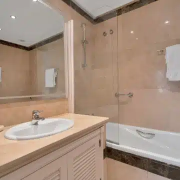 Seaside 2-bedroom groundfloor apartment on the Dominion Beach in Estepona Picture 24