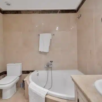 Seaside 2-bedroom groundfloor apartment on the Dominion Beach in Estepona Picture 14