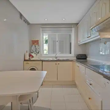 Seaside 2-bedroom groundfloor apartment on the Dominion Beach in Estepona Picture 16
