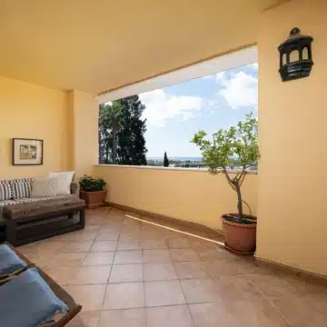 Exceptional 2-bedroom apartment in the prestigious Cumbres del Rodeo community of Nueva Andalucía Picture 5