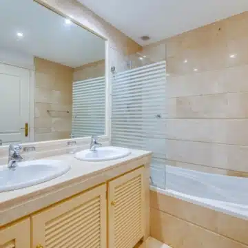 Spacious and bright home in the heart of Nueva Andalucía, Marbella Picture 30