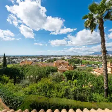 Exceptional 2-bedroom apartment in the prestigious Cumbres del Rodeo community of Nueva Andalucía Picture 18