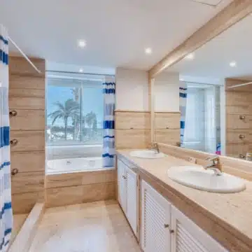 Spacious and bright home in the heart of Nueva Andalucía, Marbella Picture 35