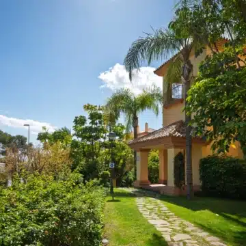 Exceptional 2-bedroom apartment in the prestigious Cumbres del Rodeo community of Nueva Andalucía Picture 0