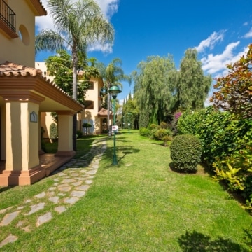 Exceptional 2-bedroom apartment in the prestigious Cumbres del Rodeo community of Nueva Andalucía Picture 4