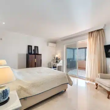 Spacious and bright home in the heart of Nueva Andalucía, Marbella Picture 37