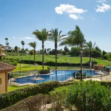 Exceptional 2-bedroom apartment in the prestigious Cumbres del Rodeo community of Nueva Andalucía Picture 3