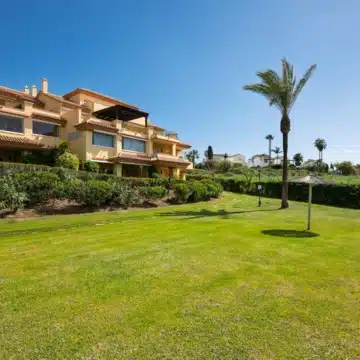 Exceptional 2-bedroom apartment in the prestigious Cumbres del Rodeo community of Nueva Andalucía Picture 14