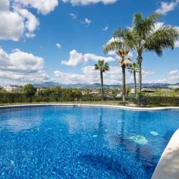 Exceptional 2-bedroom apartment in the prestigious Cumbres del Rodeo community of Nueva Andalucía Picture 1