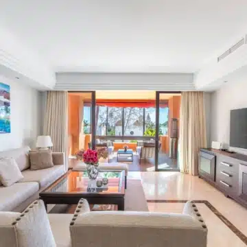 Newly renovated three-bedroom apartment in the prestigious La Alzambra, Nueva Andalucía Picture 2