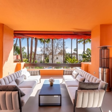Newly renovated three-bedroom apartment in the prestigious La Alzambra, Nueva Andalucía Picture 16
