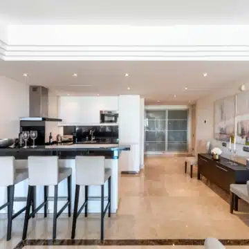 Newly renovated three-bedroom apartment in the prestigious La Alzambra, Nueva Andalucía Picture 3
