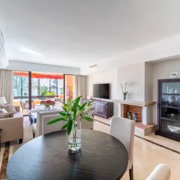 Newly renovated three-bedroom apartment in the prestigious La Alzambra, Nueva Andalucía Picture 4