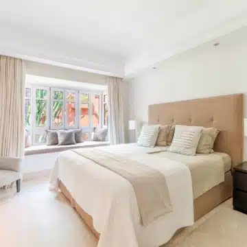 Newly renovated three-bedroom apartment in the prestigious La Alzambra, Nueva Andalucía Picture 8