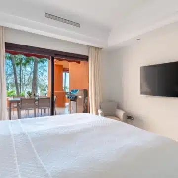 Newly renovated three-bedroom apartment in the prestigious La Alzambra, Nueva Andalucía Picture 10