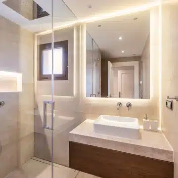 Newly renovated three-bedroom apartment in the prestigious La Alzambra, Nueva Andalucía Picture 11