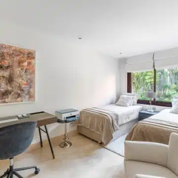 Newly renovated three-bedroom apartment in the prestigious La Alzambra, Nueva Andalucía Picture 12