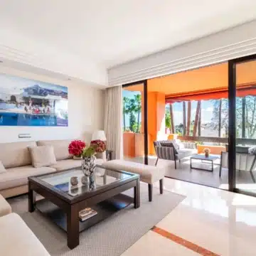 Newly renovated three-bedroom apartment in the prestigious La Alzambra, Nueva Andalucía Picture 5