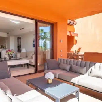 Newly renovated three-bedroom apartment in the prestigious La Alzambra, Nueva Andalucía Picture 14