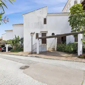Cozy frontline beach 2-bedroom townhouse in Bahía Azul, Estepona West Picture 1