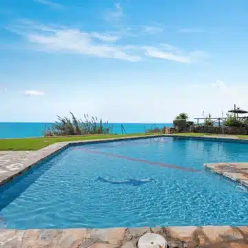 Cozy frontline beach 2-bedroom townhouse in Bahía Azul, Estepona West Picture 11