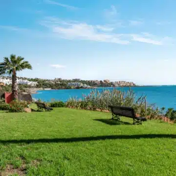 Cozy frontline beach 2-bedroom townhouse in Bahía Azul, Estepona West Picture 12