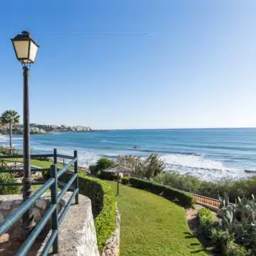 Cozy frontline beach 2-bedroom townhouse in Bahía Azul, Estepona West Picture 13