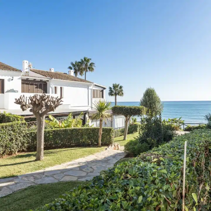 Cozy frontline beach 2-bedroom townhouse in Bahía Azul, Estepona West Picture