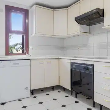 Cozy frontline beach 2-bedroom townhouse in Bahía Azul, Estepona West Picture 4