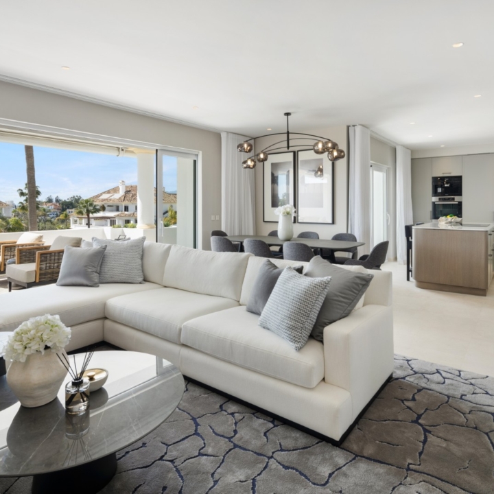 Exceptional refurbished duplex penthouse with stunning sea views in Monte Paraíso, Marbella Golden Mile Picture