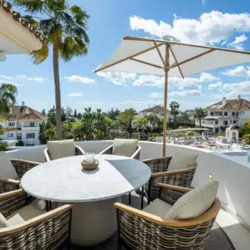 Exceptional refurbished duplex penthouse with stunning sea views in Monte Paraíso, Marbella Golden Mile Picture 4