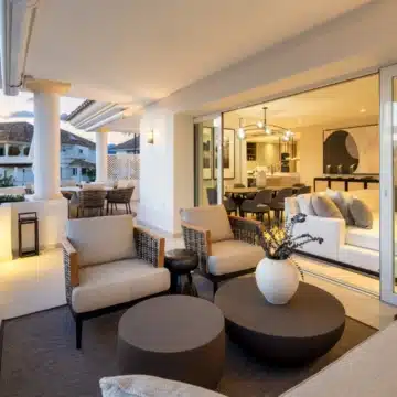 Exceptional refurbished duplex penthouse with stunning sea views in Monte Paraíso, Marbella Golden Mile Picture 2