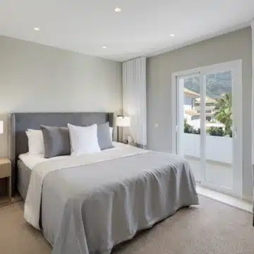Exceptional refurbished duplex penthouse with stunning sea views in Monte Paraíso, Marbella Golden Mile Picture 18