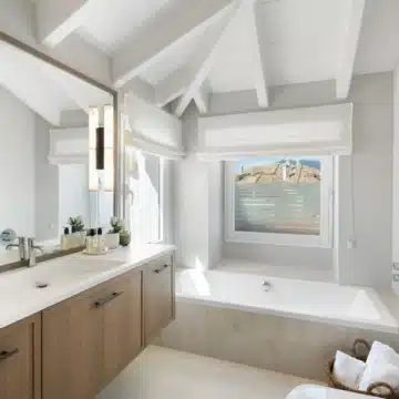 Exceptional refurbished duplex penthouse with stunning sea views in Monte Paraíso, Marbella Golden Mile Picture 9