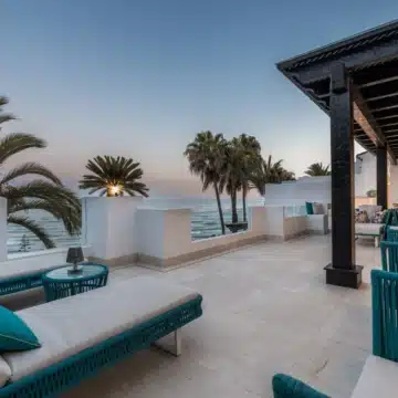 Beachfront luxury duplex penthouse within prestigious Puente Romano Resort, Marbella Golden Mile Picture 5