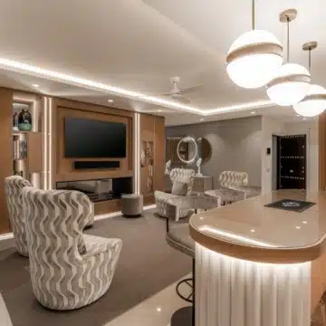 Beachfront luxury duplex penthouse within prestigious Puente Romano Resort, Marbella Golden Mile Picture 17