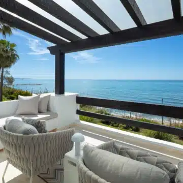Beachfront luxury duplex penthouse within prestigious Puente Romano Resort, Marbella Golden Mile Picture 20