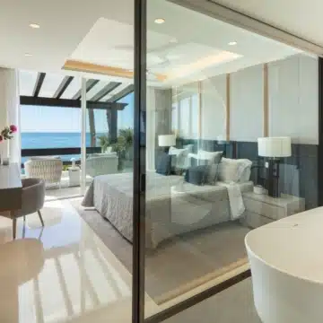 Beachfront luxury duplex penthouse within prestigious Puente Romano Resort, Marbella Golden Mile Picture 23
