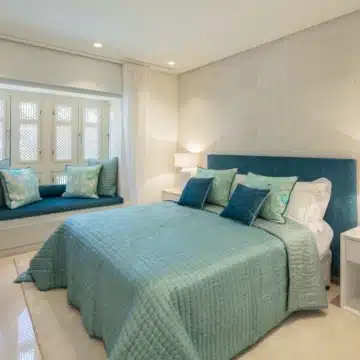 Beachfront luxury duplex penthouse within prestigious Puente Romano Resort, Marbella Golden Mile Picture 30
